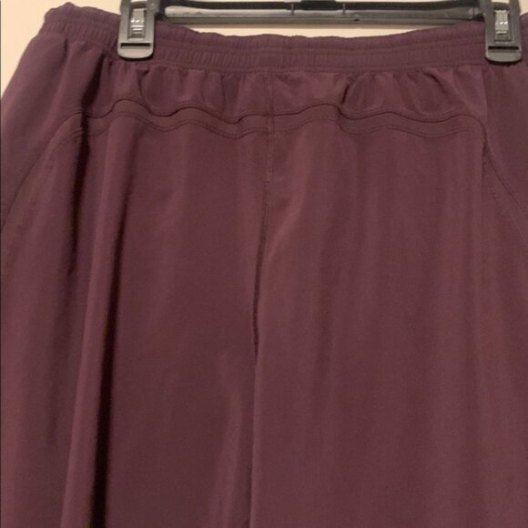 Lululemon Men's Burgundy Shorts, Size LargeExcellent Condition, no size dot - Picture 5 of 9